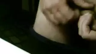شاب يثبت قدرته على التحمل مع قضيب في فم شره