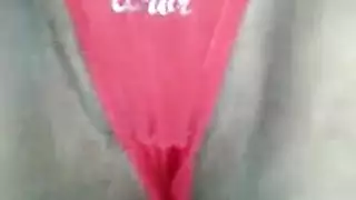 إباحية حيوانية صريحة: رجل يمارس الجنس مع حيوان في مقطع صريح