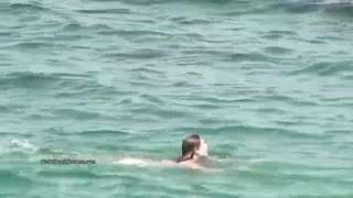 جماع على ساحل عاري: جنس كلابي علني