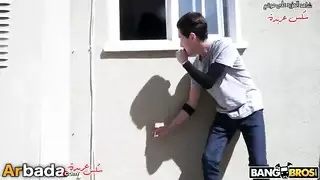 انضباط صارم من الأم المثيرة بعد فشل ابنها