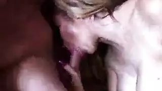 وضعية الكلب مع فتاة مؤخرتها منحنية