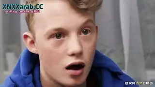 مؤخرة هذه الخادمة هي أداة التنظيف