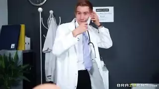 الطبيب يضرب مؤخرة الممرضة الضيقة