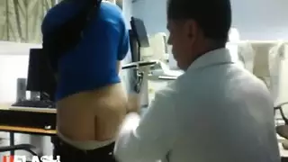 علاج من نوع خاص الطبيب ينيك المريضة في العيادة وزوجها