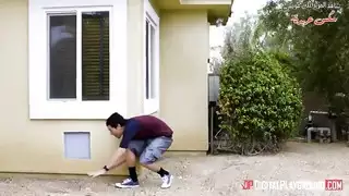 قضيب خائن: الزوج يملأ أخت زوجته في الحمام