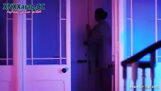 المحققة في الزي الرسمي تمارس الجنس الشرجي مع قضيب صلب عملاق