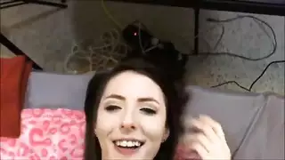 مغازلة عامة تتحول إلى بورن كامل