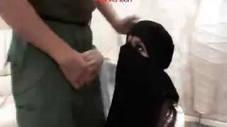 فتاة محجبة ساخنة تمص بقوة وتأخذ وجهًا منيًا سميكًا