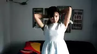سيد يستخدم عبدة لخدمة جنسية إباحية