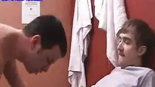 الجميلة البنية تتوسل للمني