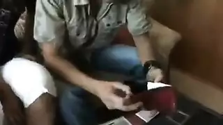 جلسة مص ثدي مثيرة مع قبلات مبللة