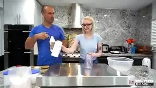 أليس بينك تأخذ القضيب الأسود في حلقها