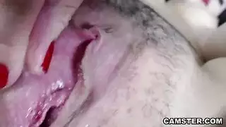 تستمني في كسها المبير