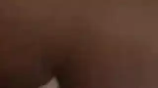 مشد على ركبتيها أزرق العينين