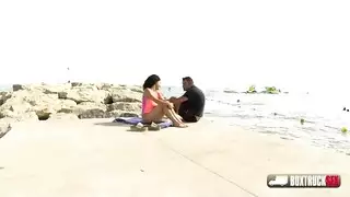 لعب قاسي بالثدي ينتهي بقذف هائل على الوجه