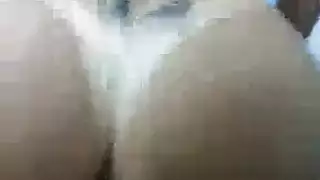 عاهرة شقراء صريحة تركب قضيبًا صلبًا سميكًا