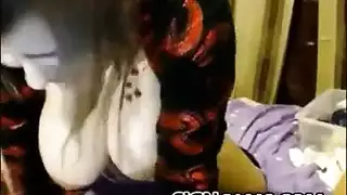 أداء شاب لشخص بالغ في اختراق مزدوج عنيف