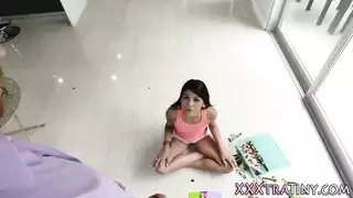 مراهقة لاتينية تحصل على قذف مني ضخم على الوجه