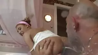 مراهقات استعراضيات تخلع ملابسها لرجل محظوظ وتركبه في الأماكن العامة
