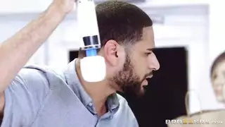 ثنائي شرجي: قضيب ضخم يمدد مؤخرتها الضيقة