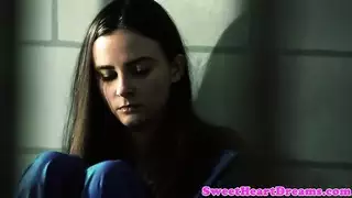 استمناء في الحبس الانفرادي: سجين يستمني وهو يشاهد نفسه