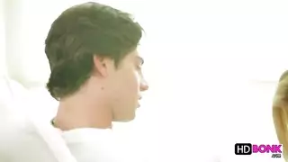 مراهقة شقراء تمتلئ بقضيب رجلها الصلب