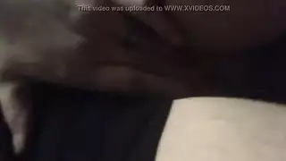 مراقب سري يشاهد أمًا مشعرة تعبث بفرجها على مكتبها