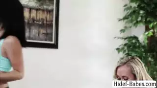 حصان محظوظ يلقح فتاة ممتلئة في مشهد إباحي