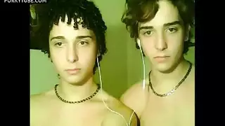 خيال ثلاثي في حوض الاستحمام الساخن مع شابين يافعين