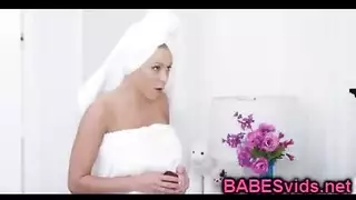 كاتي مورغان تمص قضيب جيريمي آيرونز الكبير بعمق