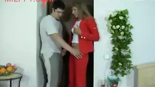 جنس سري بوضعية الكلب: فتاة مثيرة تأخذه من الخلف