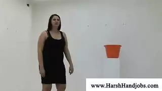 ملكة الحجم تطلب قضيبه الضخم في أعمق نقطة لديها