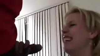 شقراء وقحة في ملابس سوداء فتيشية تستمتع بجماع جماعي قاس مع عدة رجال