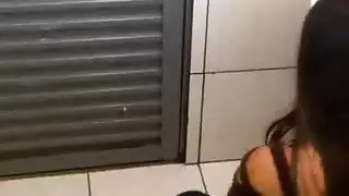 الجبهة الساخنة في سراويل بيضاء مثيرة