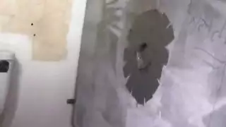 امرأة سمراء كبيرة الثدي ، جيليان جانسون تغوي أفضل صديق لها ، لجعله يشعر أكثر في المنزل