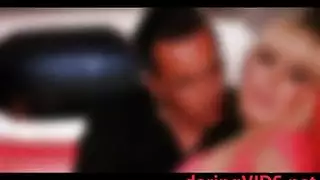 شقراء جميلة في فستان أزرق ، لديها زنبق ثونغ أرجواني حول نفسها لتوابلها