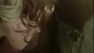 امرأة سمراء ناضجة تحبها عندما تكون كومز في حبيبها على وجهها ، في جميع أنحاء ثدييها
