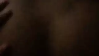 الجار يساعد الفتاة النحيفة على الهرب من التهم بجنس عنيف