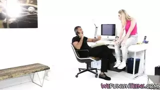 فتاة صغيرة تؤخذ بقضيبين في فيلم خطف إباحي صريح