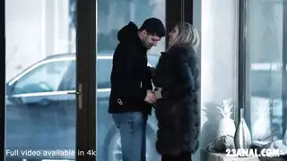 شونا ريفر تُضاجع بشكل ثنائي من قبل الأختين في أوار جماعي نسوي جامح