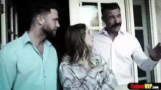 تلميذة سكرانة تُترك وحيدة وتملأها سائل الرجل الأكبر سناً