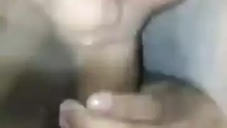 خائنة وقحة تبتلع السائل بعد جنس فموي مكثف