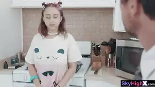 مراهقون صغار يمارسون جنسًا جامحًا أثناء تخطي الحصص