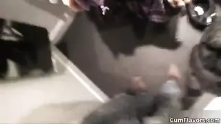 أداء إباحي للفتاة المتعطشة لقضيب أسود يعتني بمهبلها المبلل