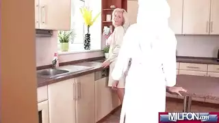 جلسة ناضجة مع عميل: زي تلميذة يائسة شرجي وقذف داخلي