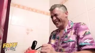 هذا الفحل لا يتوقف عن ممارسة الجنس معهم جميعًا