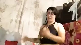 رقصة البطن تقود إلى جنس عنيف من الخلف