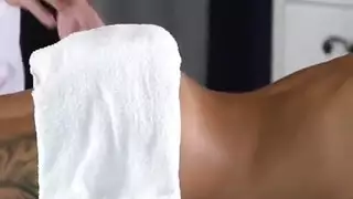ثديان أكبر من أجل اختراق أعمق