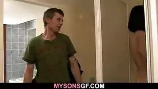 وسيم يأخذ زب كبير في جلسة شرجية