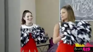 سيدة ناضجة بلوندية وشاب في جماع عائلي محرم